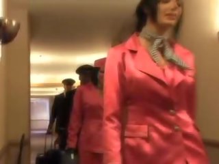 Glamour stewardessen sugande ett fett pilots sticka