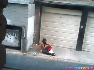 他媽的 一 妓女 在 一個 alley